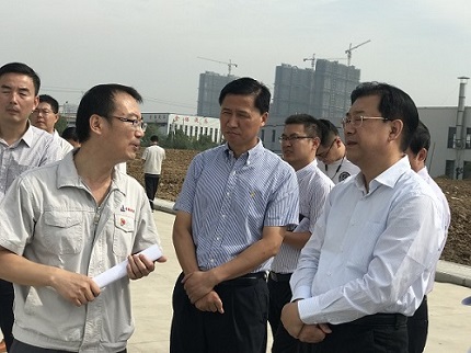 余总向袁市长介绍GA黄金甲发展现状.png